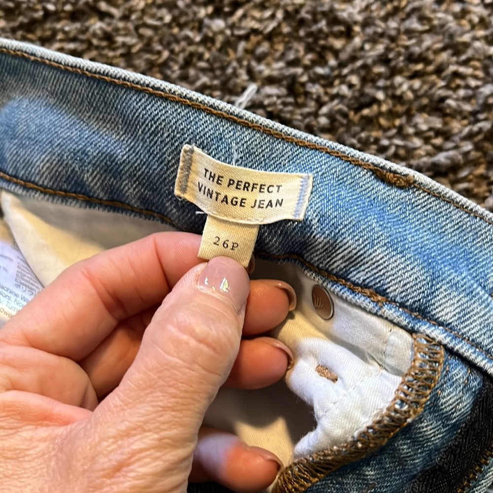 Madewell the perfect vintage, jean size 26 Petite ripped knee